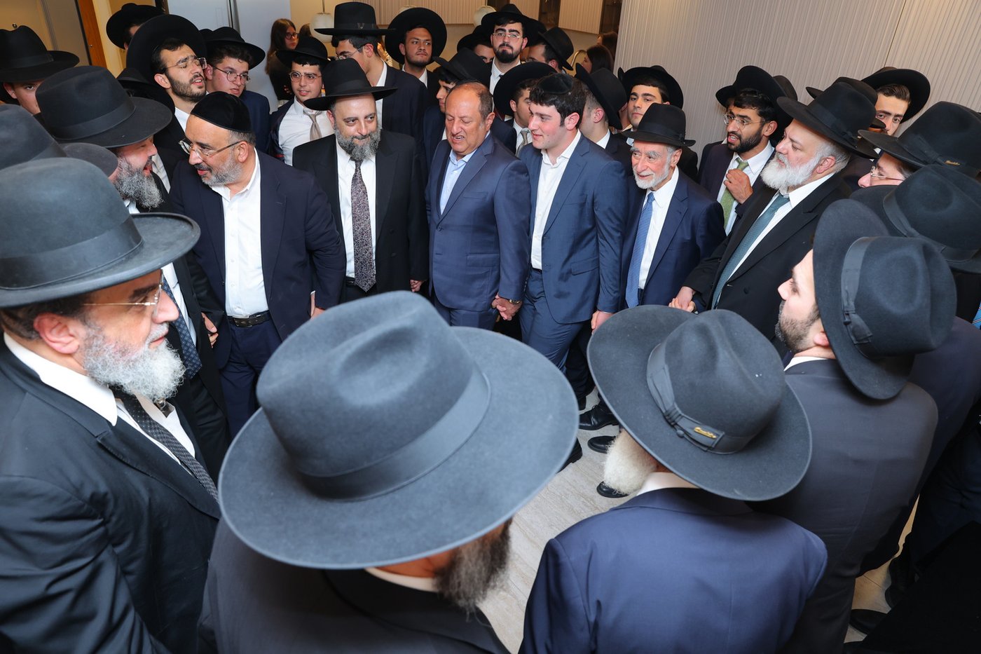 הכנסת ספר תורה לישיבת 'באר יצחק' 