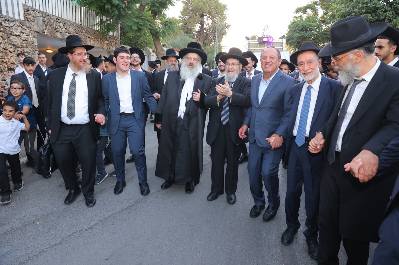 הגה"צ רבי יצחק דוד הורוביץ בתהלוכת הכנסת ספר התורה