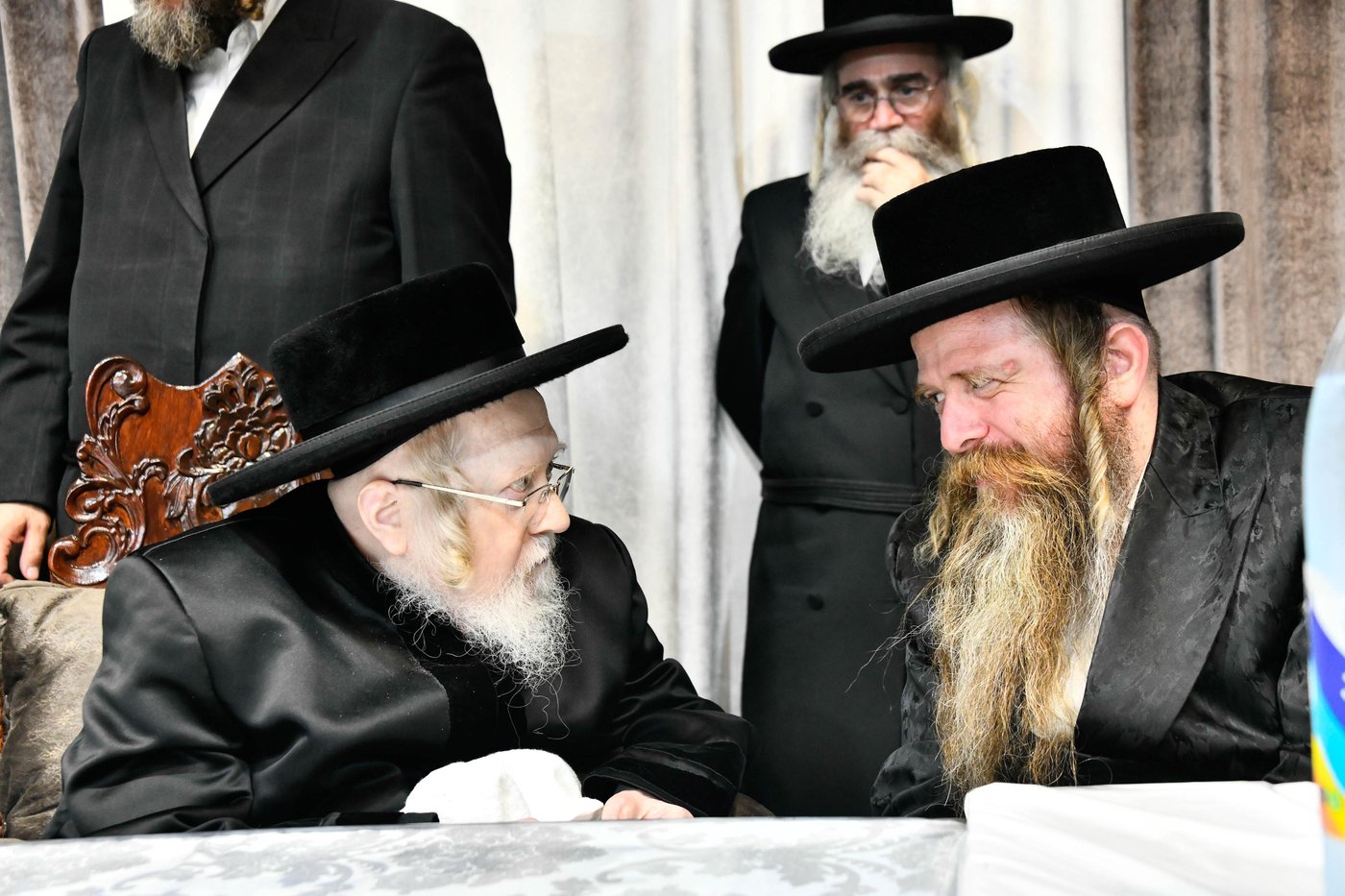 האדמו"ר מקרעטשניף עם בנו הגה"צ רבי דוד משה רוזנבוים, אב"ד קרעטשניף