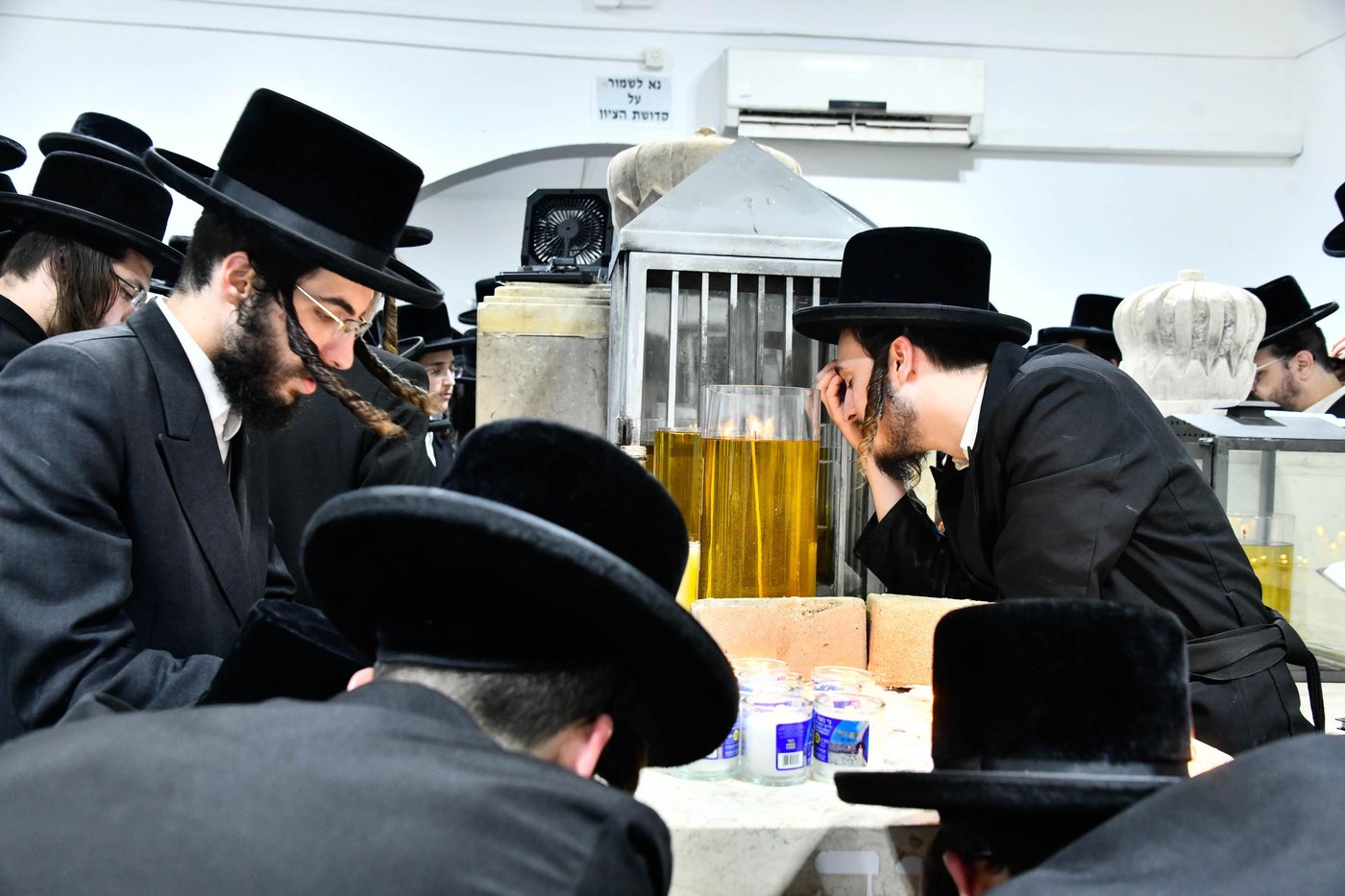 האדמו"ר מפרמישלאן בעליה לציון אביו זצ"ל