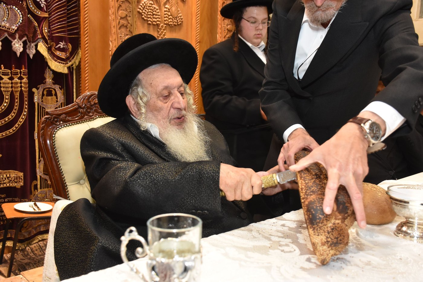 האדמו"ר מנאראל בבציעת הפת