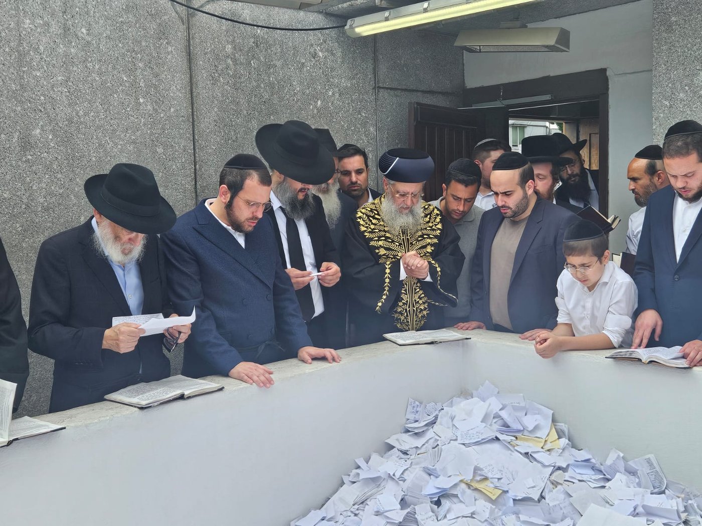 הראשל"צ הגר"ד יוסף בתפילה באוהל חב"ד