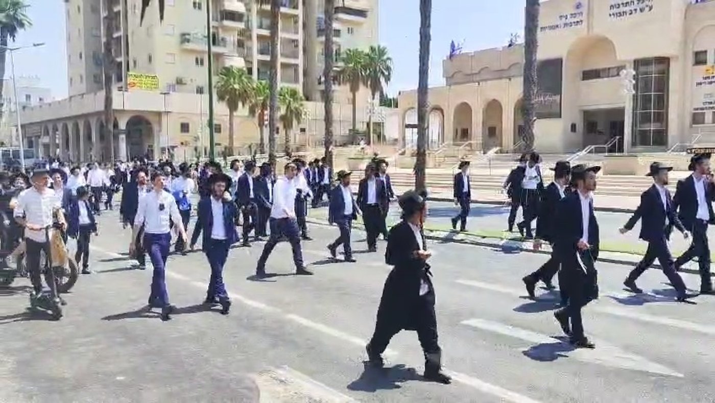 הפגנות סוערות בפתח תקווה בעקבות מעצר בחור הישיבה | תיעוד