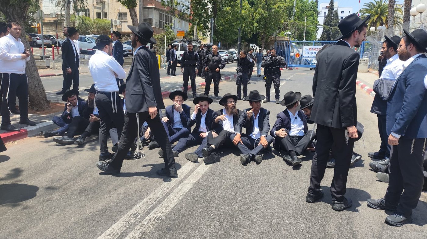 הפגנות סוערות בפתח תקווה בעקבות מעצר בחור הישיבה | תיעוד