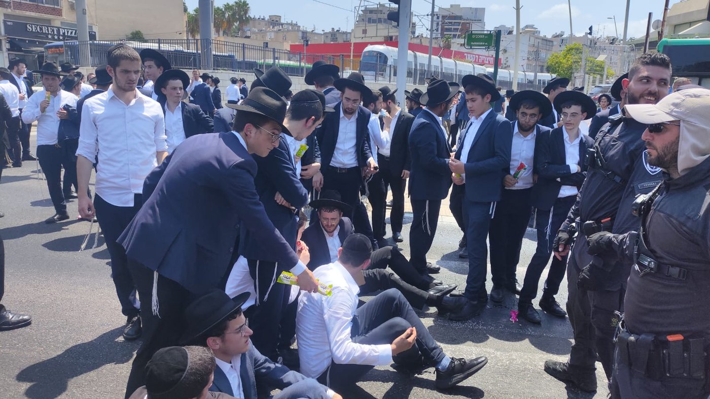 הפגנות סוערות בפתח תקווה בעקבות מעצר בחור הישיבה | תיעוד