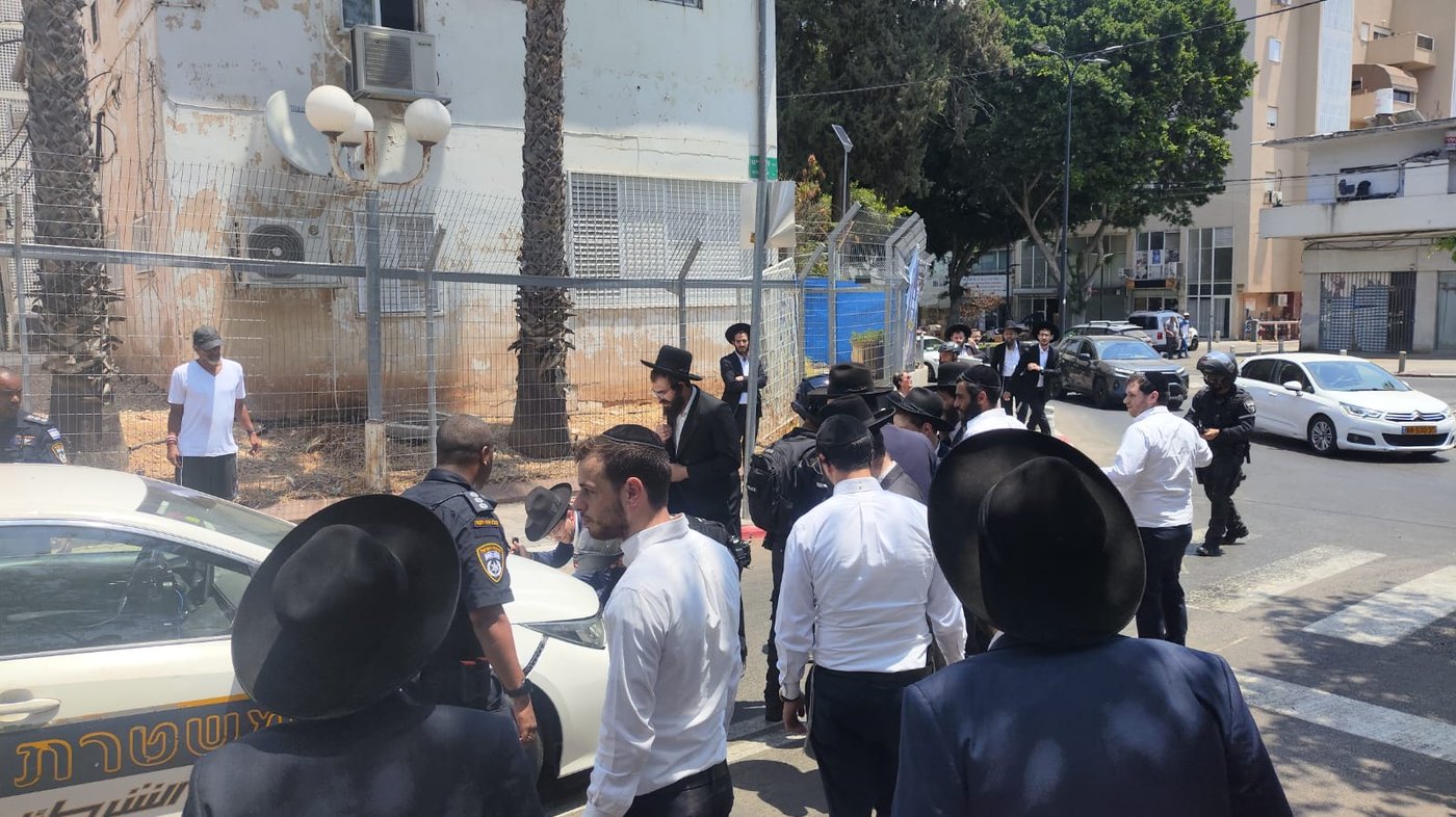 הפגנות סוערות בפתח תקווה בעקבות מעצר בחור הישיבה | תיעוד