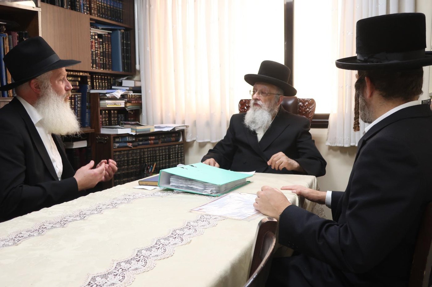 הרבנים מצטרפים לקריאת יד לאחים: להזהיר גדולים על הקטנים במיוחד בימי בין הזמנים