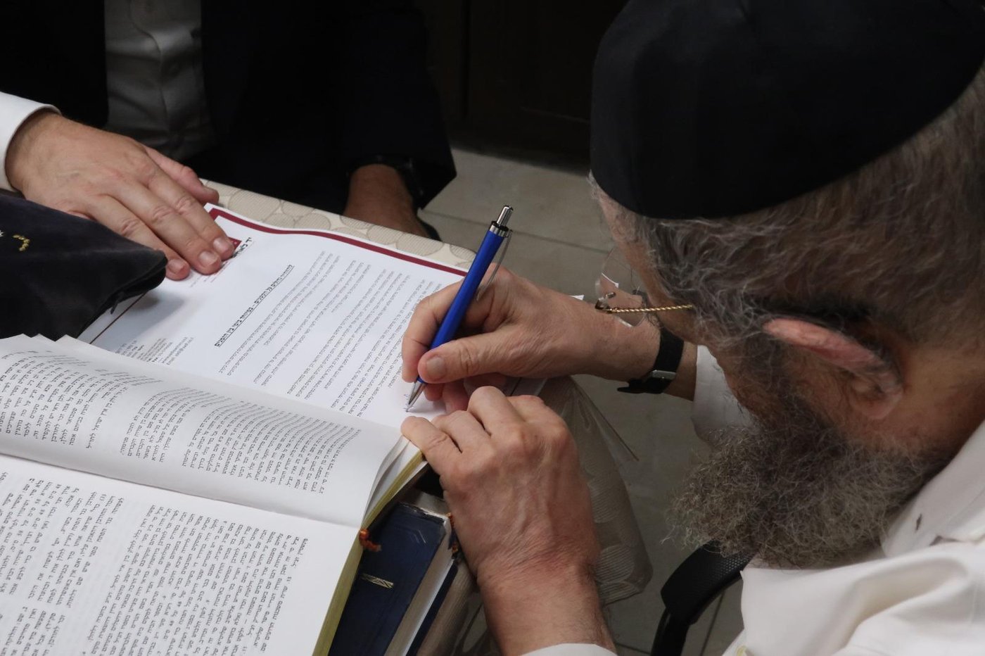 הרבנים מצטרפים לקריאת יד לאחים: להזהיר גדולים על הקטנים במיוחד בימי בין הזמנים