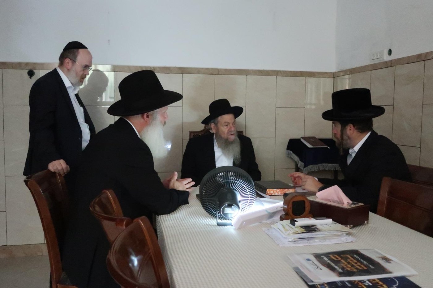 הרבנים מצטרפים לקריאת יד לאחים: להזהיר גדולים על הקטנים במיוחד בימי בין הזמנים