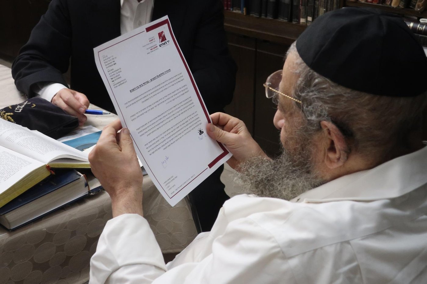 הרבנים מצטרפים לקריאת יד לאחים: להזהיר גדולים על הקטנים במיוחד בימי בין הזמנים