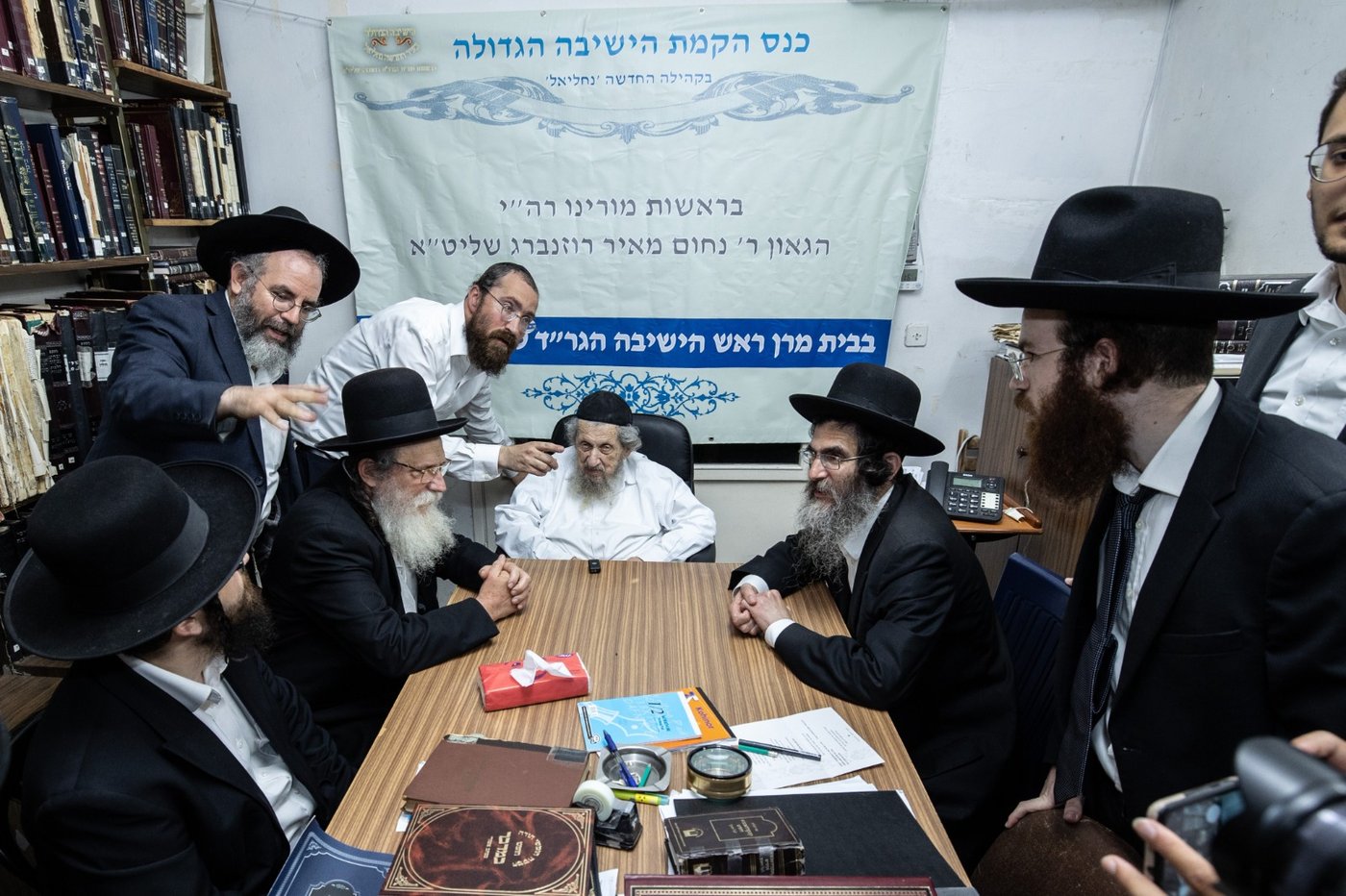 מעמד יסוד הישיבה במעונו של הגר"ד לנדו