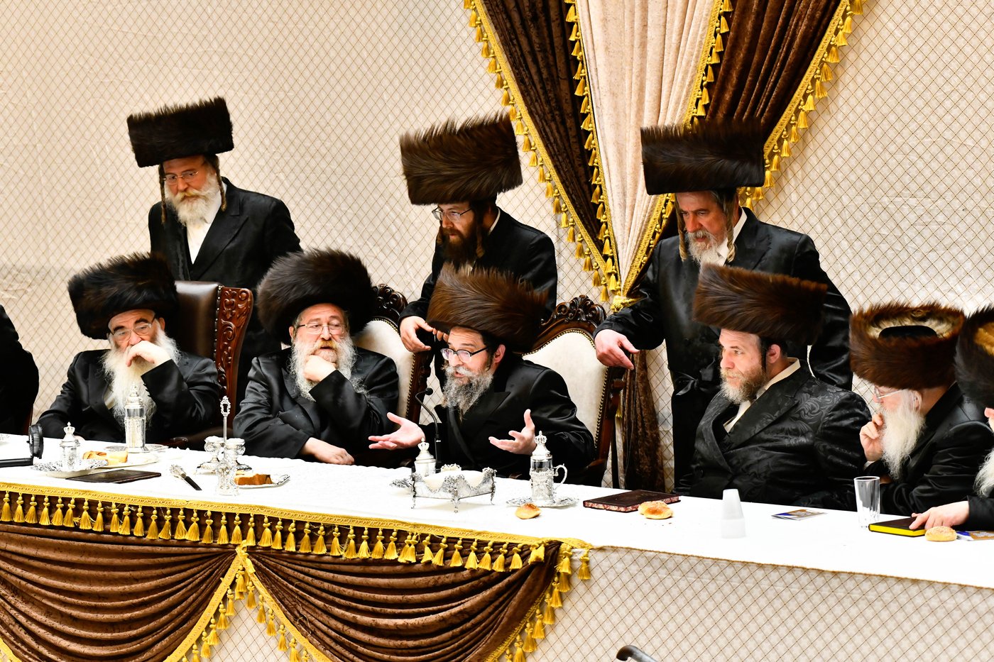 מוצאי שבת נחמו בחצה"ק סקולען ירושלים 