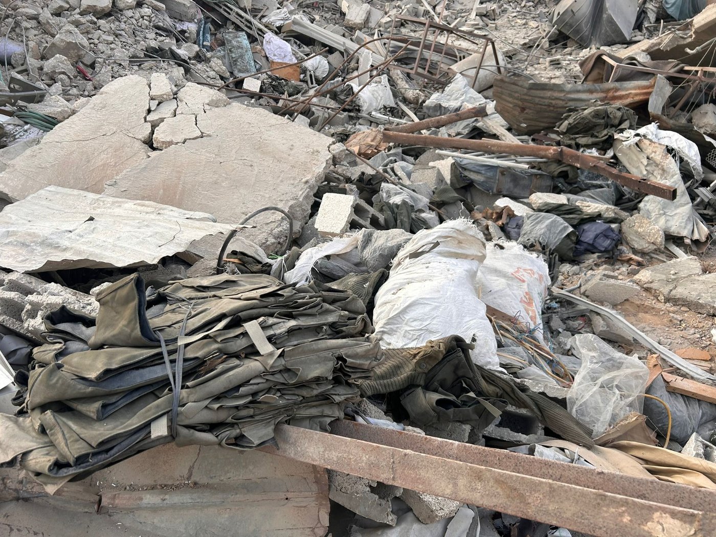 ציוד צבאי שאותר בתוך שקי אונר״א על-ידי הכוחות