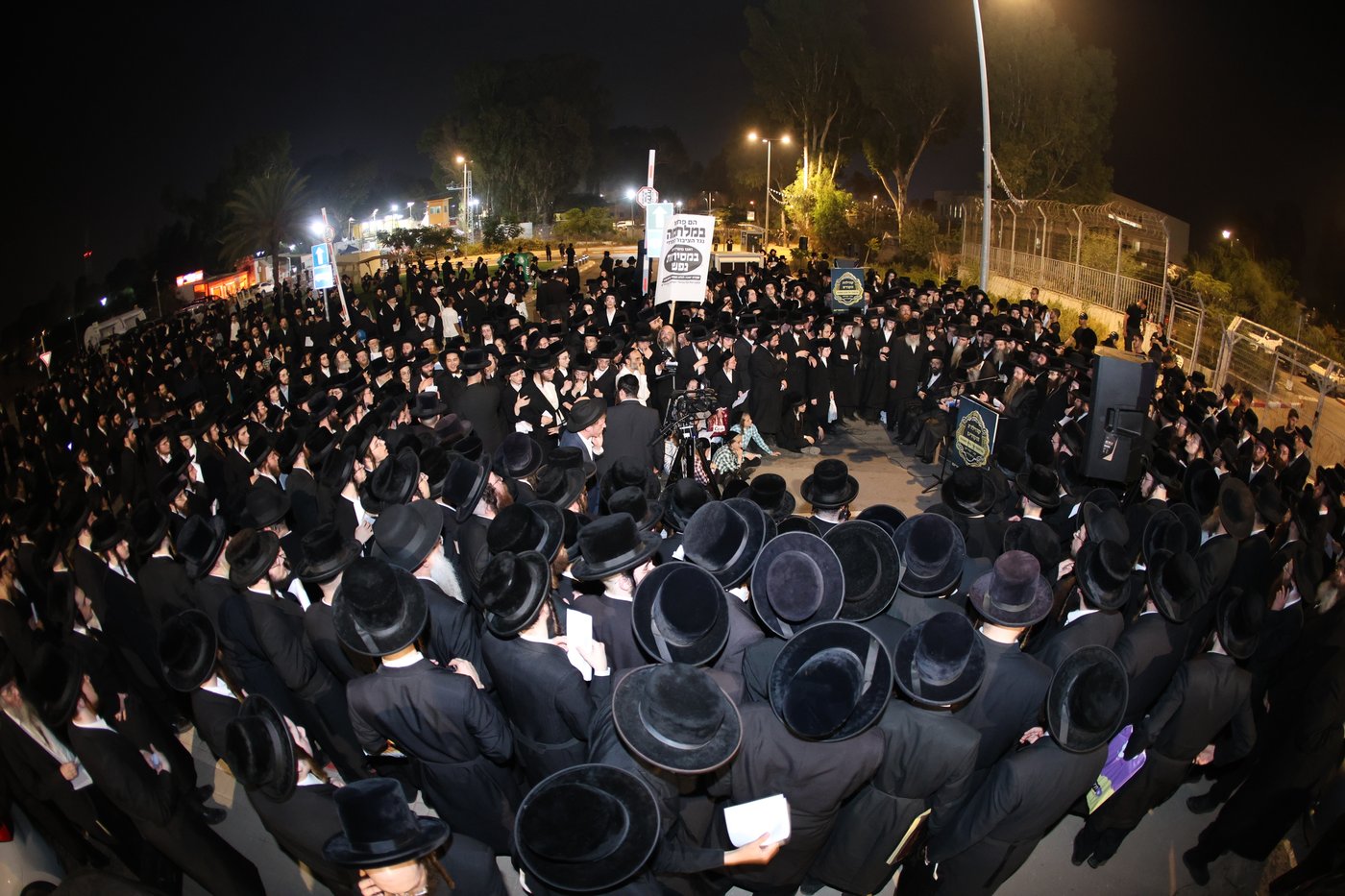 מחאת קהילות החסידים בראשות גדולי האדמו"רים מול כלא 10