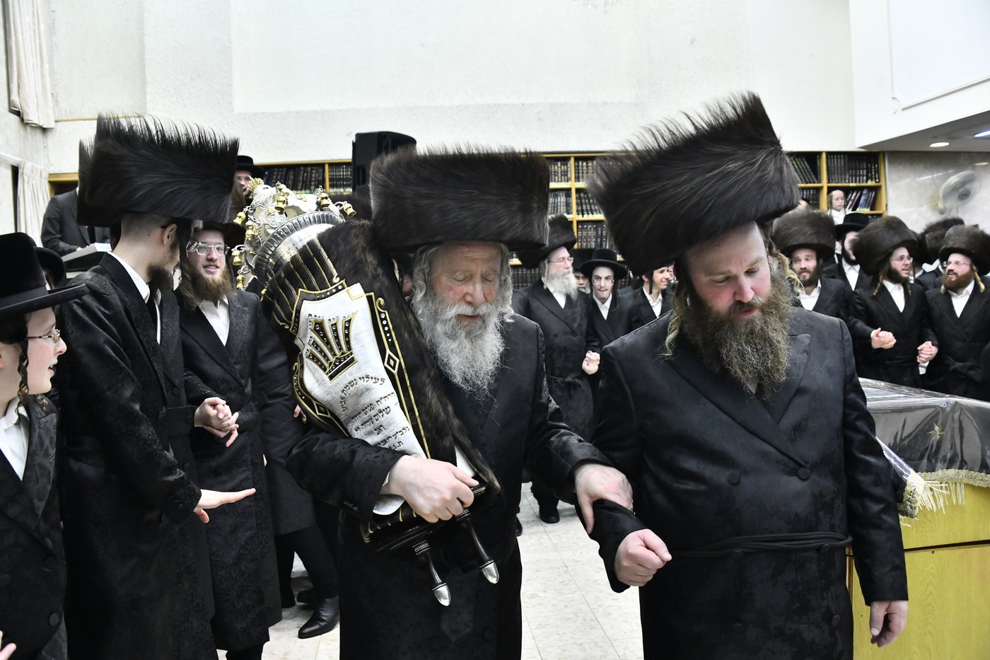 הכנסת ספר תורה לביהמ"ד ערלוי בב"ב