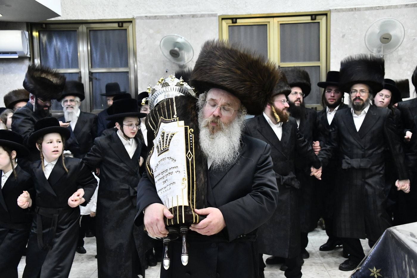 הכנסת ספר תורה לביהמ"ד ערלוי בב"ב