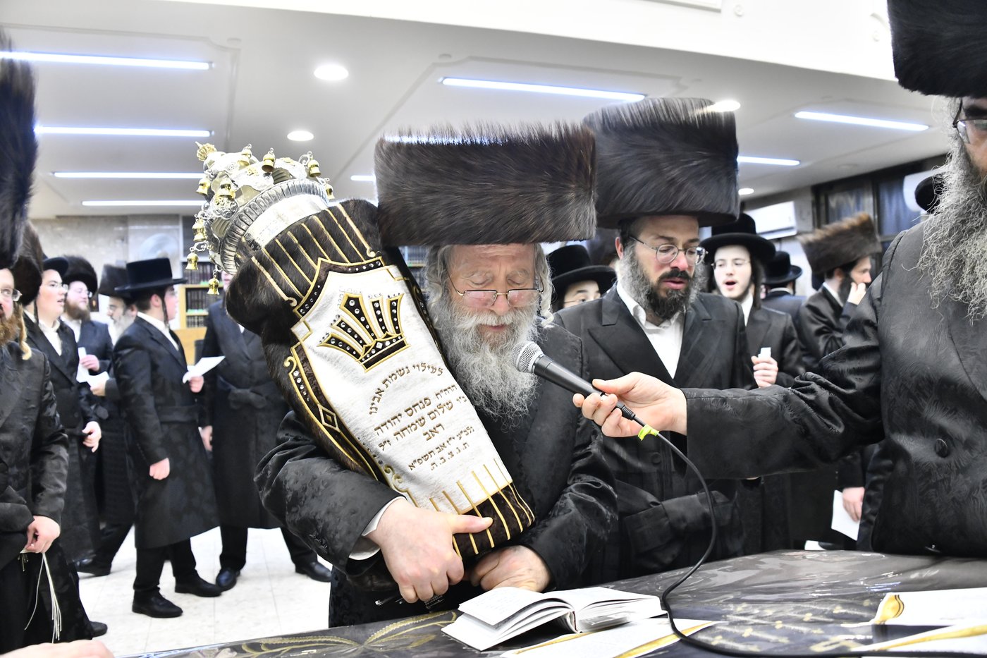 הכנסת ספר תורה לביהמ"ד ערלוי בב"ב