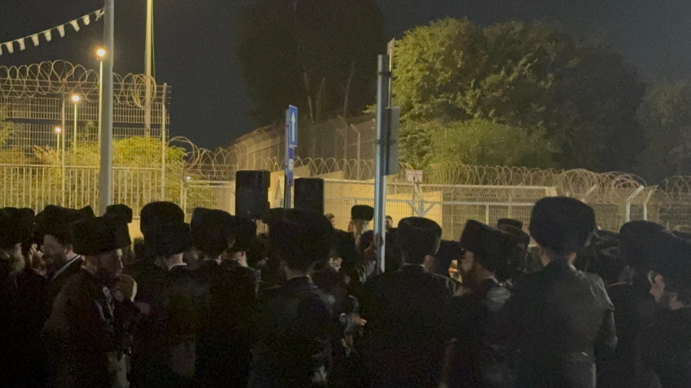 הגאון ר׳ חיים ישראל אברמצ'יק ראש ישיבת חידושי הרי"ם של חסידות גור, נואם בעצרת המחאה