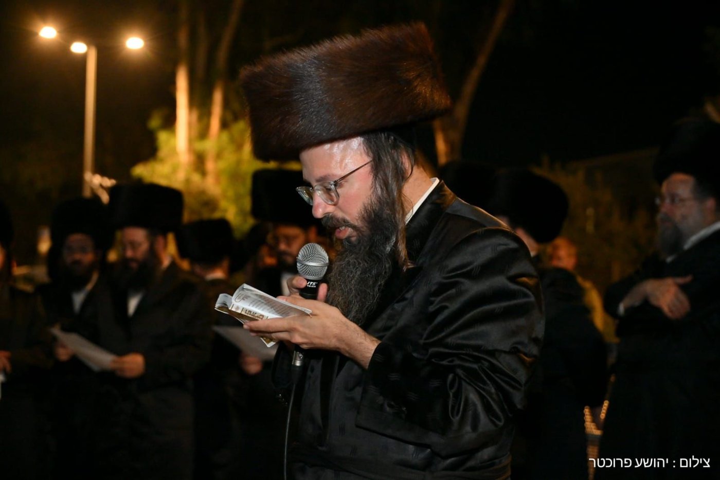 הגאון הצדיר ר' חיים מאיר ויסבלום ממשפיעי חסידות סערט ויז'ניץ, בעצרת המחאה