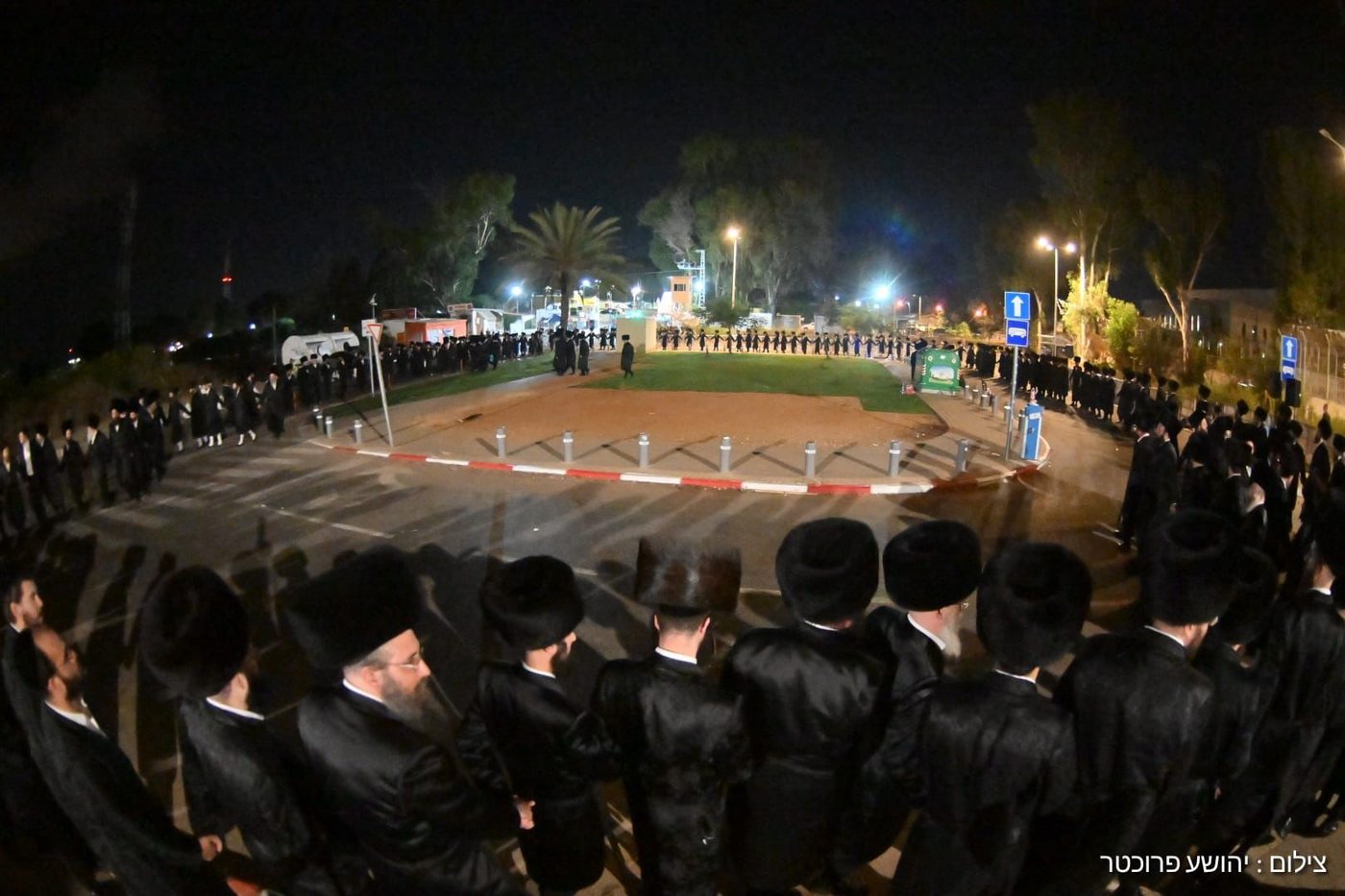 ההמונים בעצרת מחאת קהילות החסידים בשערי כלא 10