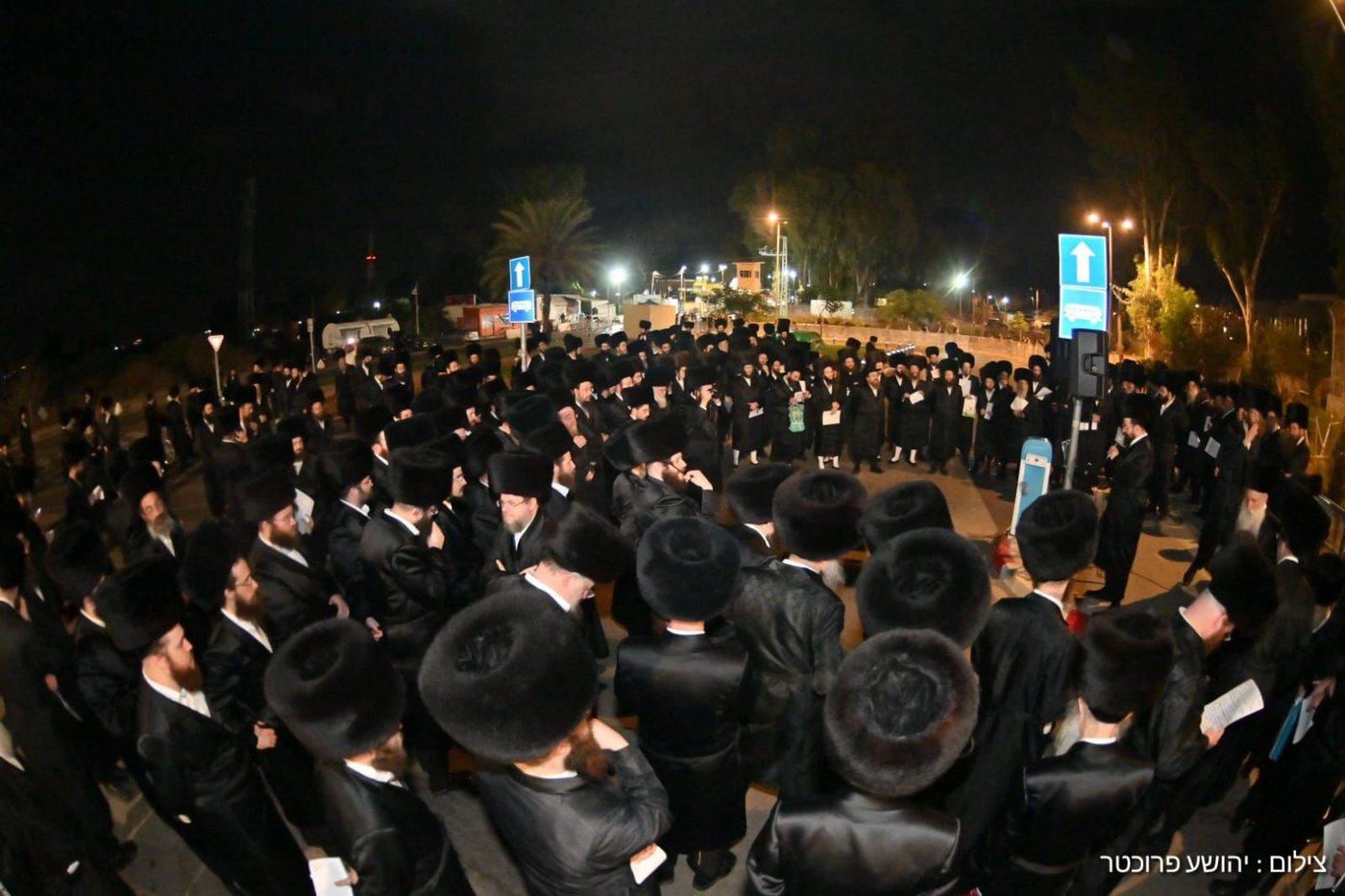 ההמונים בעצרת מחאת קהילות החסידים בשערי כלא 10