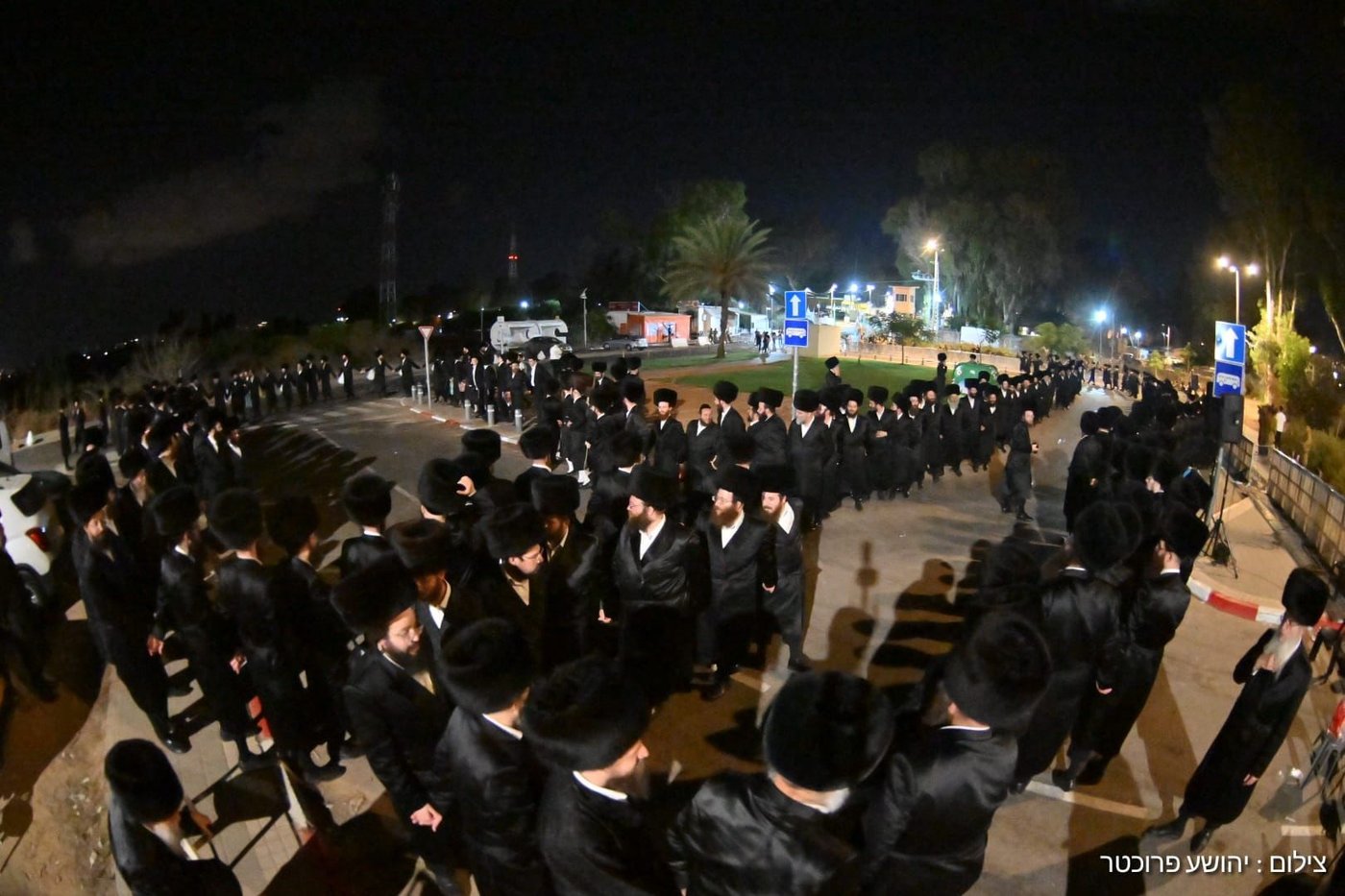 ההמונים בעצרת מחאת קהילות החסידים בשערי כלא 10