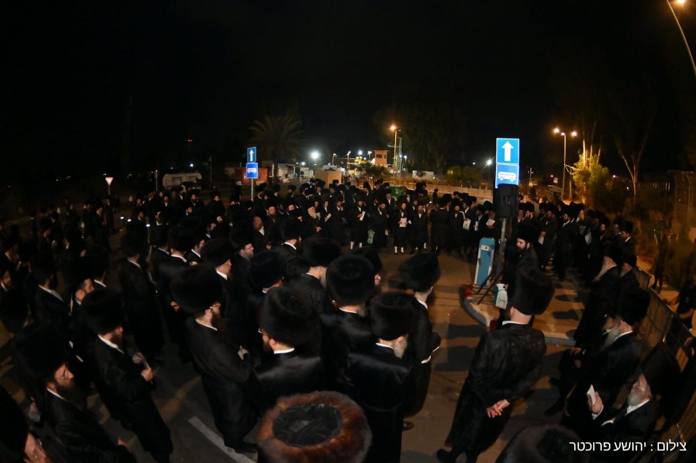 ההמונים בעצרת מחאת קהילות החסידים בשערי כלא 10