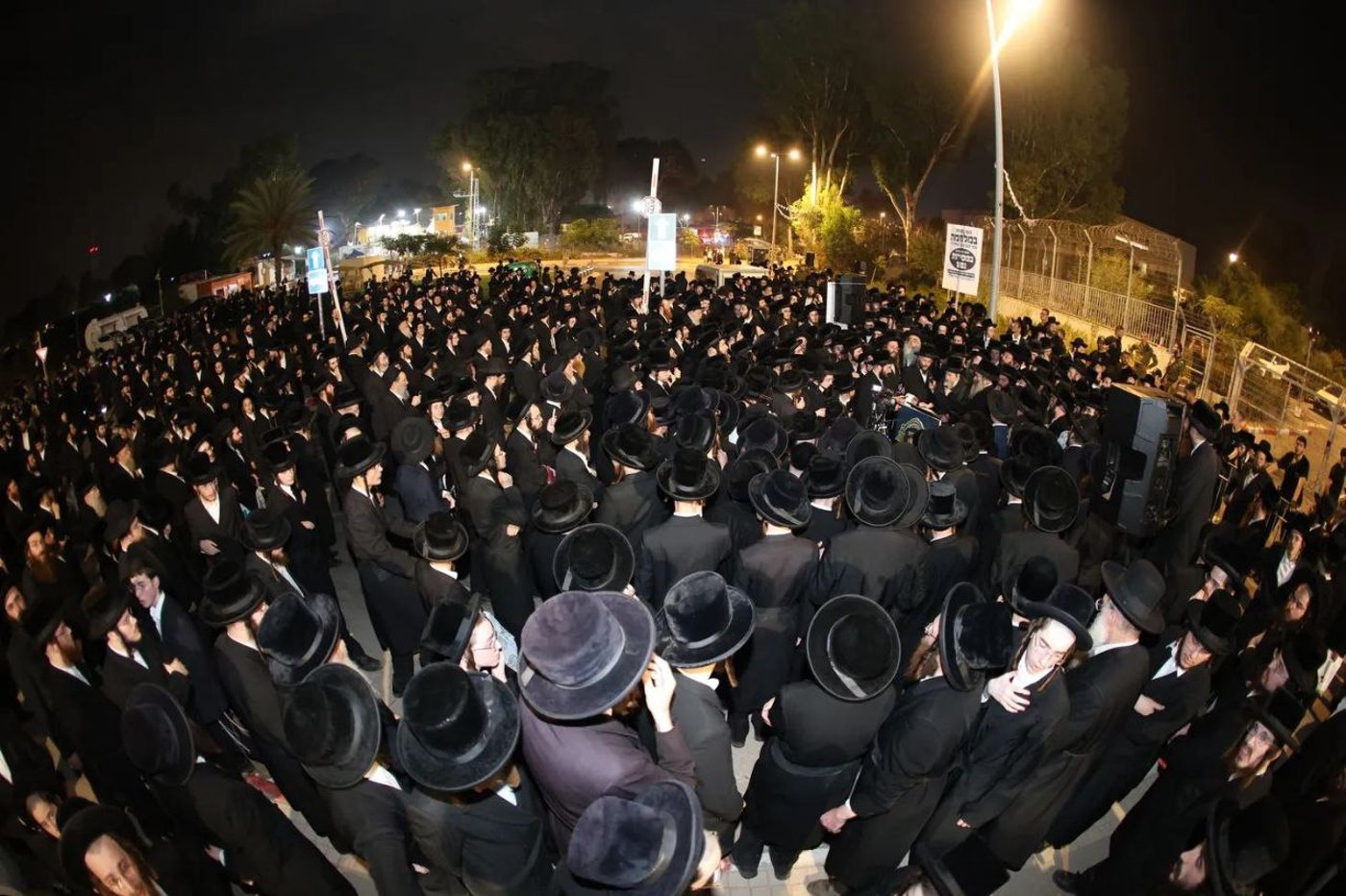 ההמונים בעצרת מחאת קהילות החסידים בשערי כלא 10