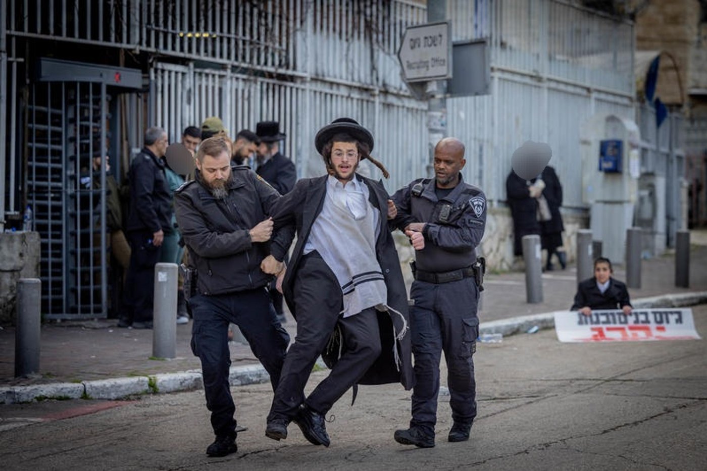 הרדיפה נמשכת: בחור מישיבת "אבני נזר" נתפס הלילה באור יהודה והושלך למעצר ב"עוון" לימוד תורה