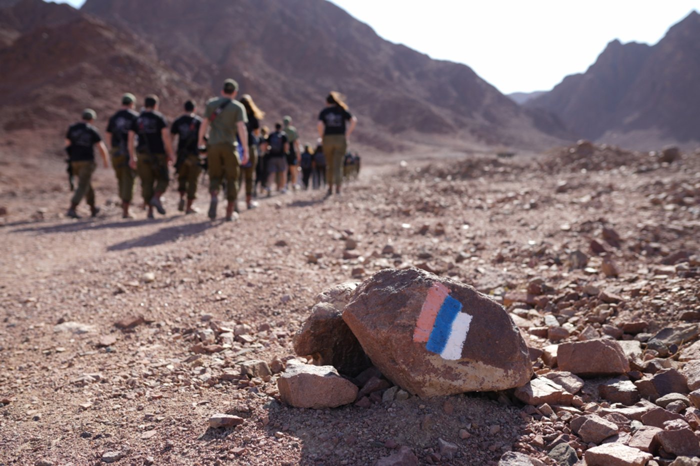 הסימון בשלושה צבעים מופיע על אבנים, שלטים וחפצים שונים לאורך המסלול