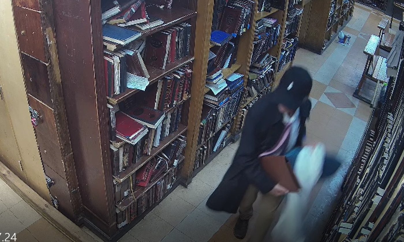 התפילין של הבחורים נעלמו: הגנב תועד במצלמות מרכז חב"ד העולמי