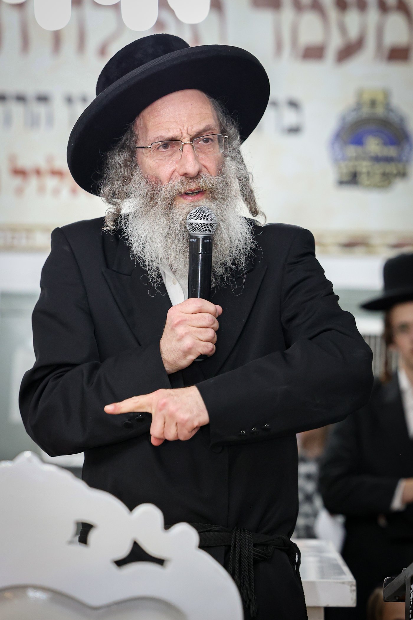 הרה"צ רבי אלימלך בידרמן בתפילה במערת המכפלה