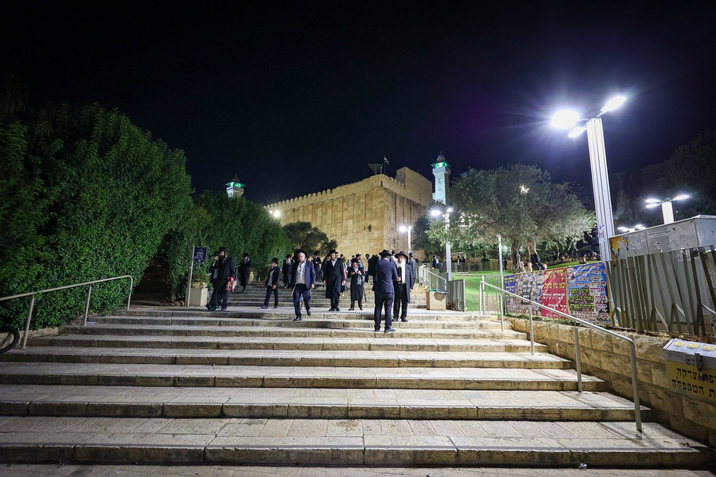 הרה"צ רבי אלימלך בידרמן בתפילה במערת המכפלה