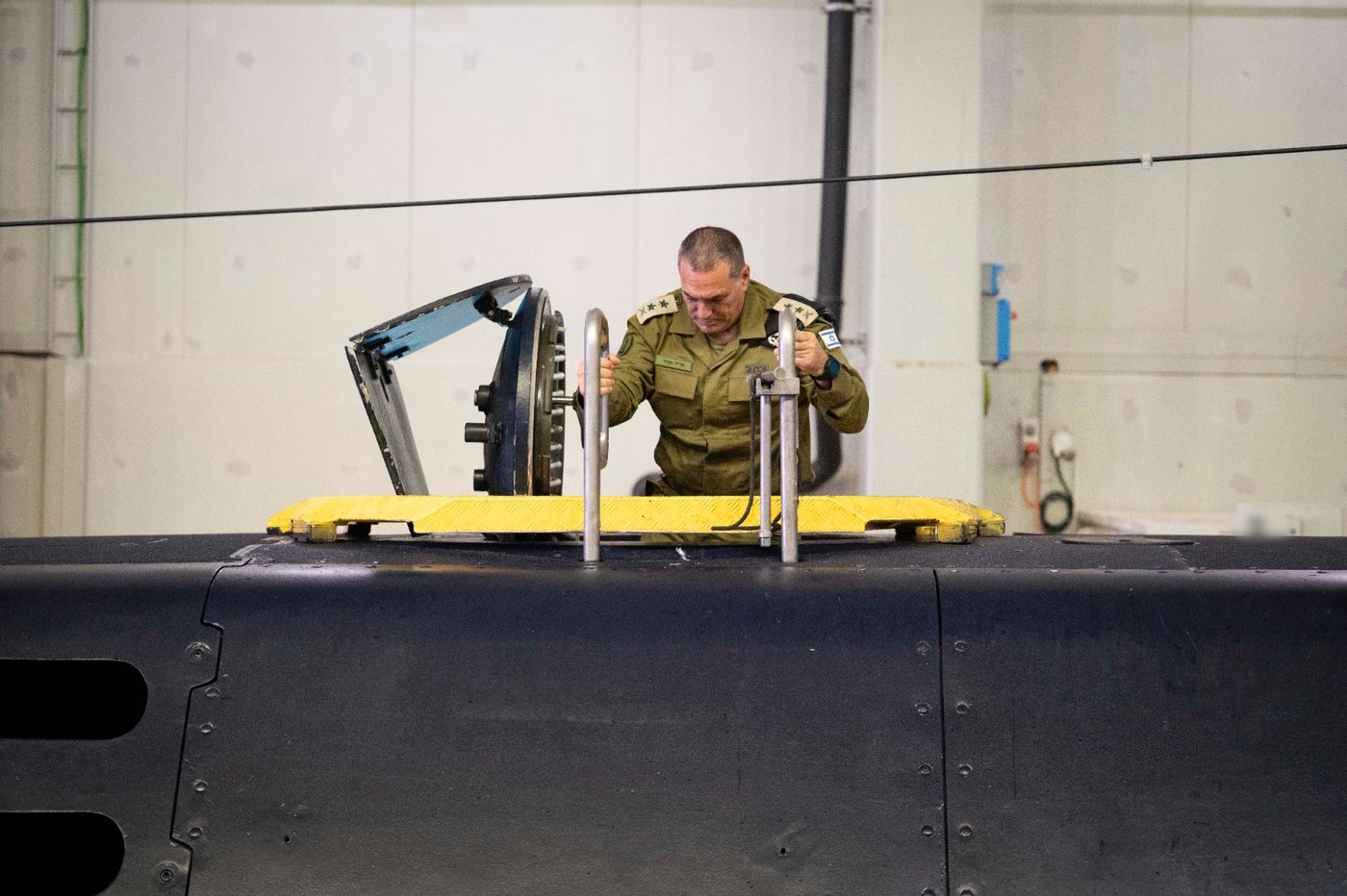 הרמטכ"ל עולה על הצוללת