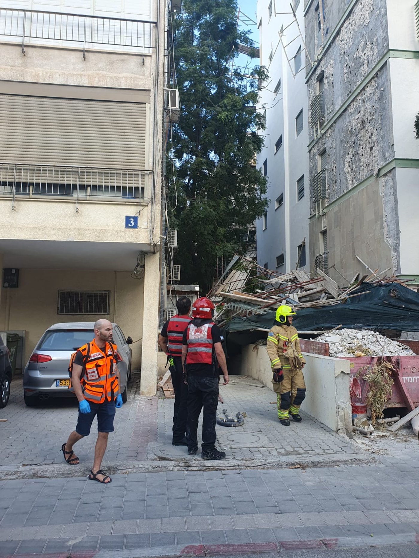 פיגומים קרסו באתר הבנייה: פועל נהרג ו-3 נפצעו, מנהל האתר נעצר