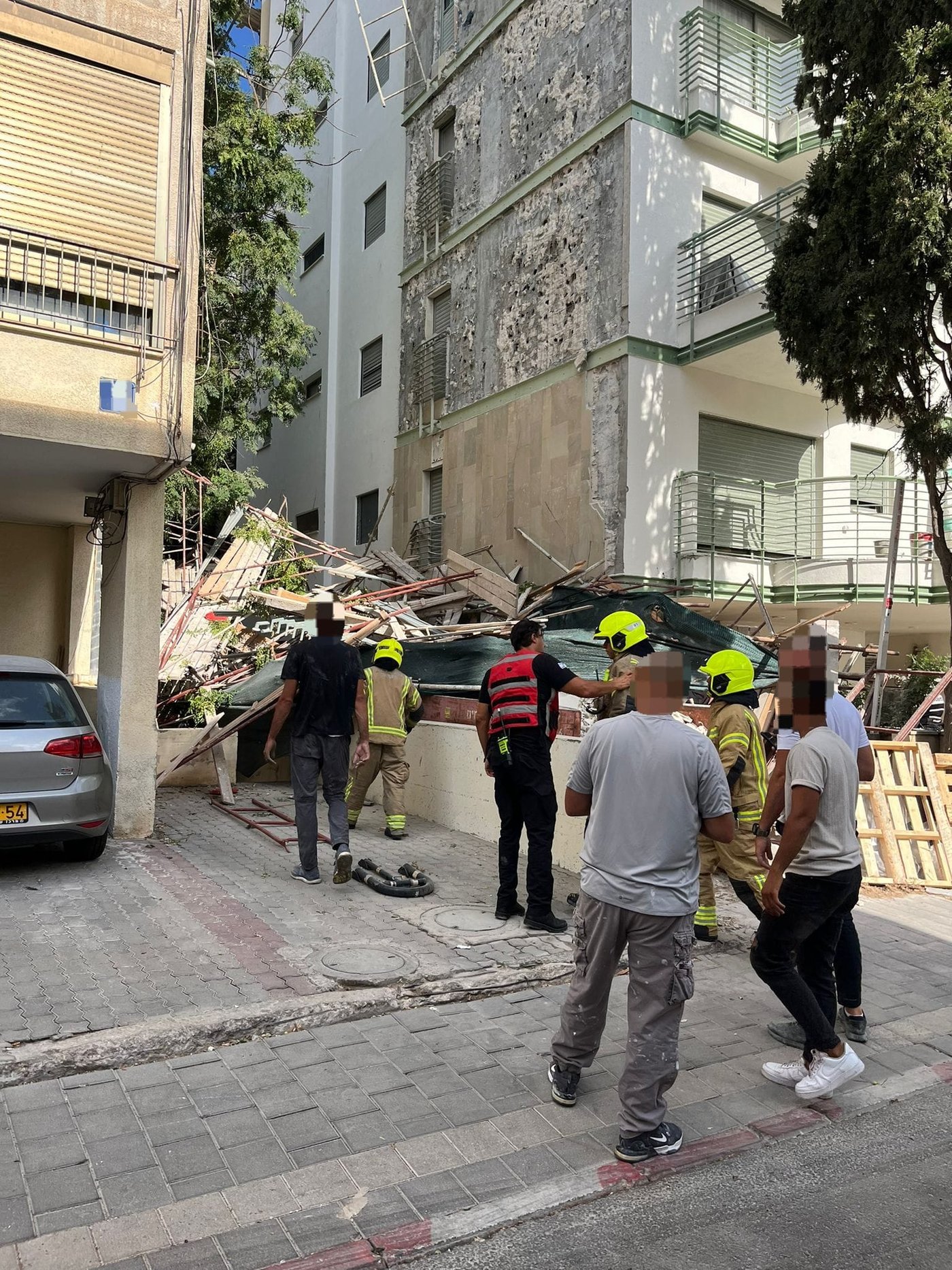 פיגומים קרסו באתר הבנייה: פועל נהרג ו-3 נפצעו, מנהל האתר נעצר