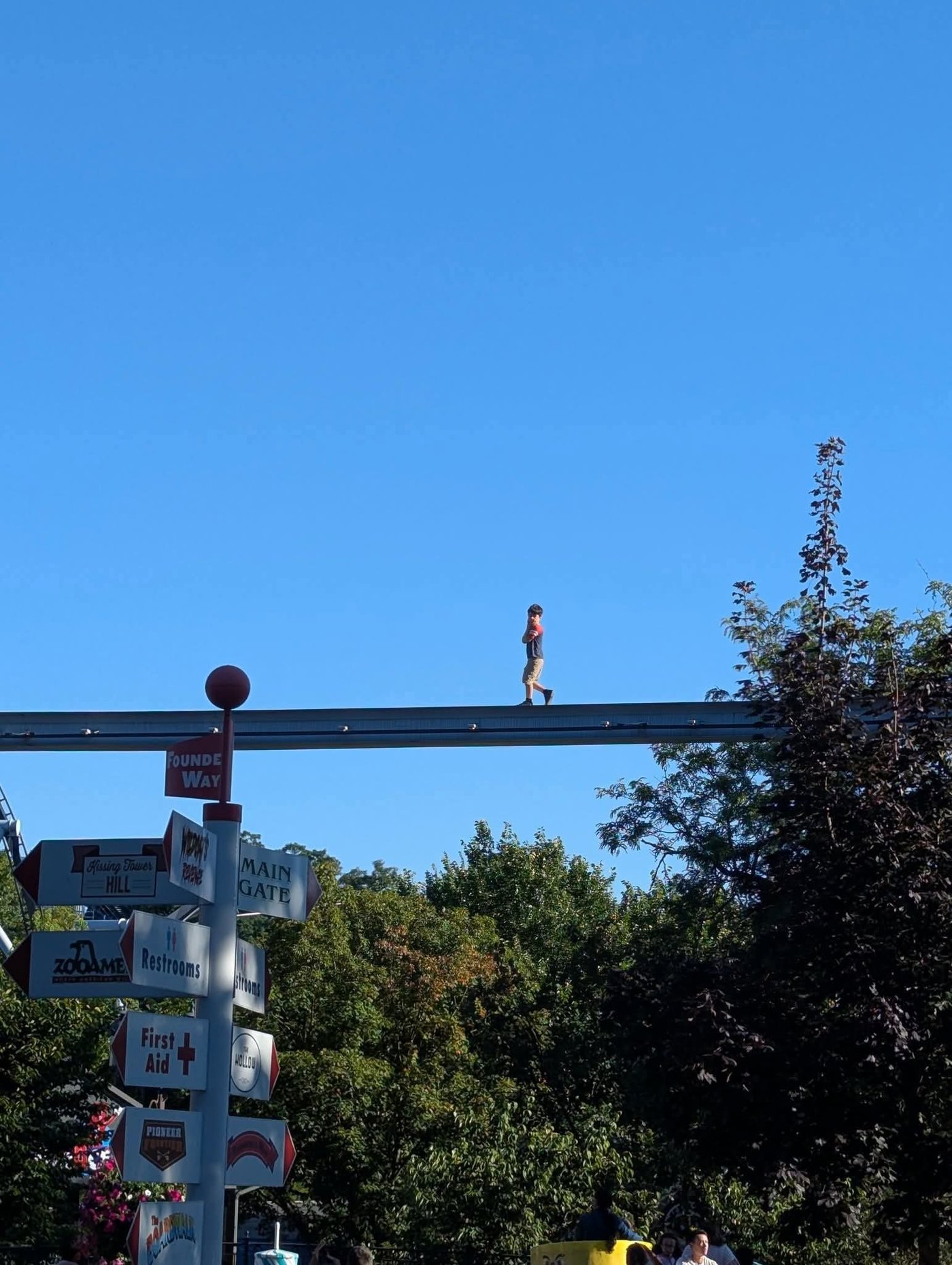 הילד הקטן נעלם בפארק השעשועים - ואז הוא אותר על מסילת רכבת הרים 