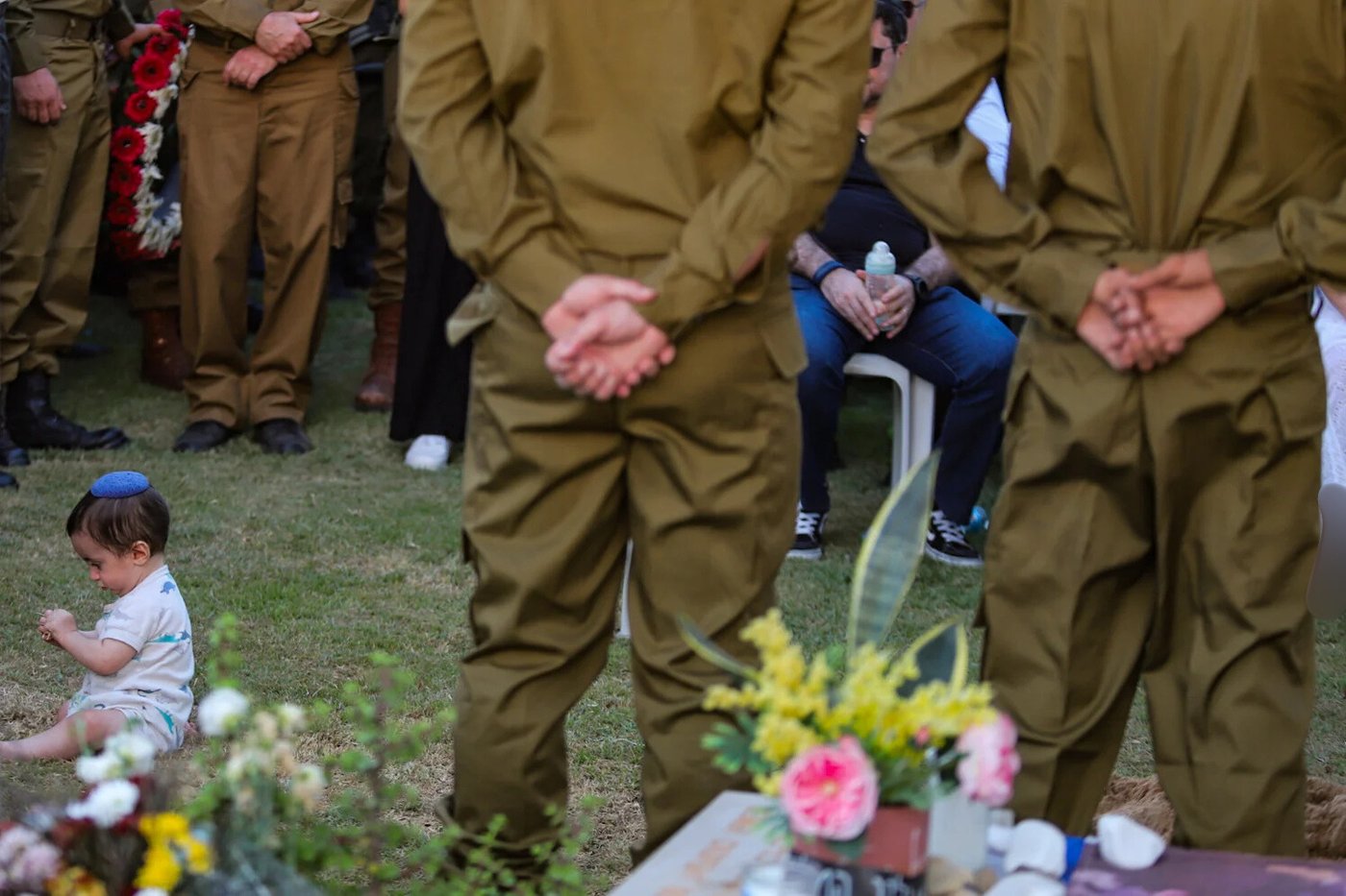 ליאור הפעוט לצד קבר אביו ז"ל