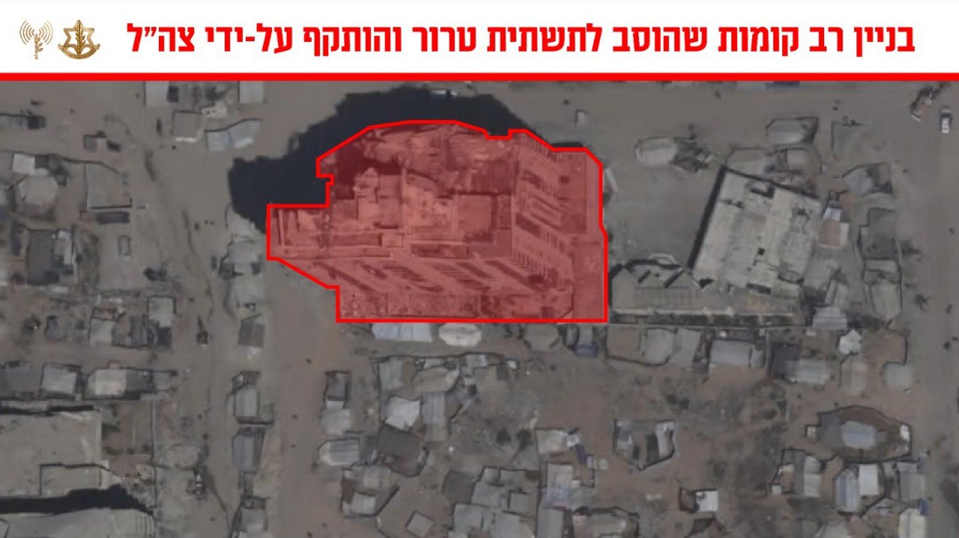 הטילים פוגעים בדיוק ביסודות המגדל והוא קורס תחתיו; עזה אפופה עשן