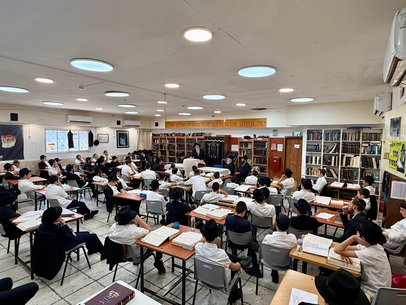 הגר"ק בר בביקור בישיבת 'תומכי תמימים ליובאוויטש' בקריות