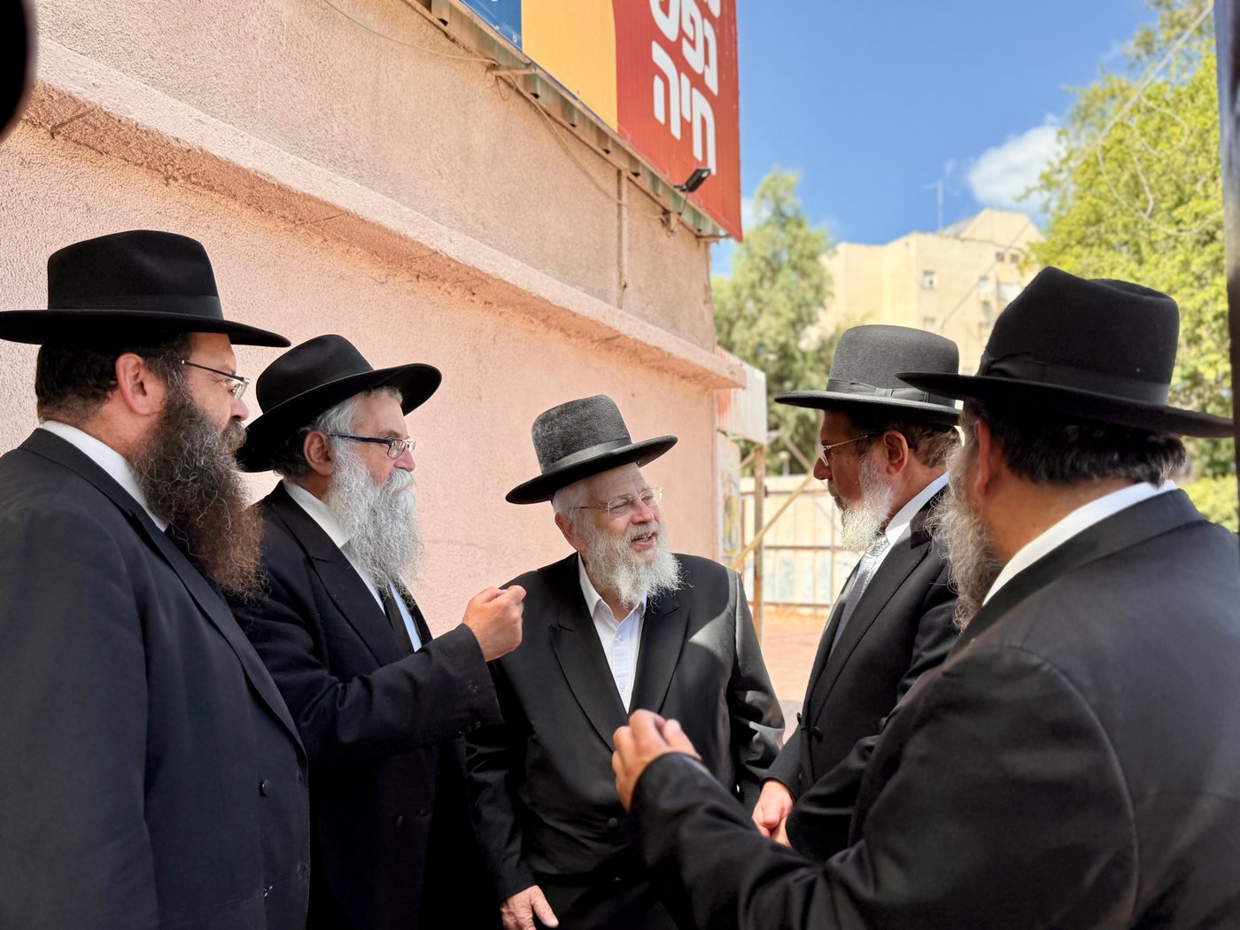 הגר"ק בר בביקור בישיבת 'תומכי תמימים ליובאוויטש' בקריות
