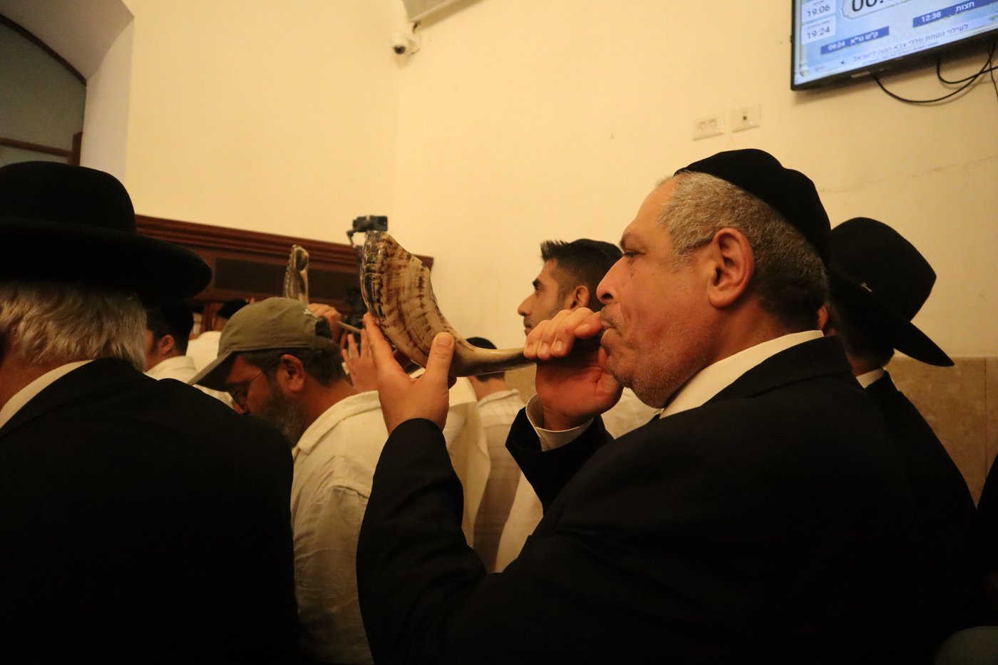 הראשל"צ הגרש"מ עמאר באמירת הסליחות בקברו של התנא רמבעה"נ בטבריה