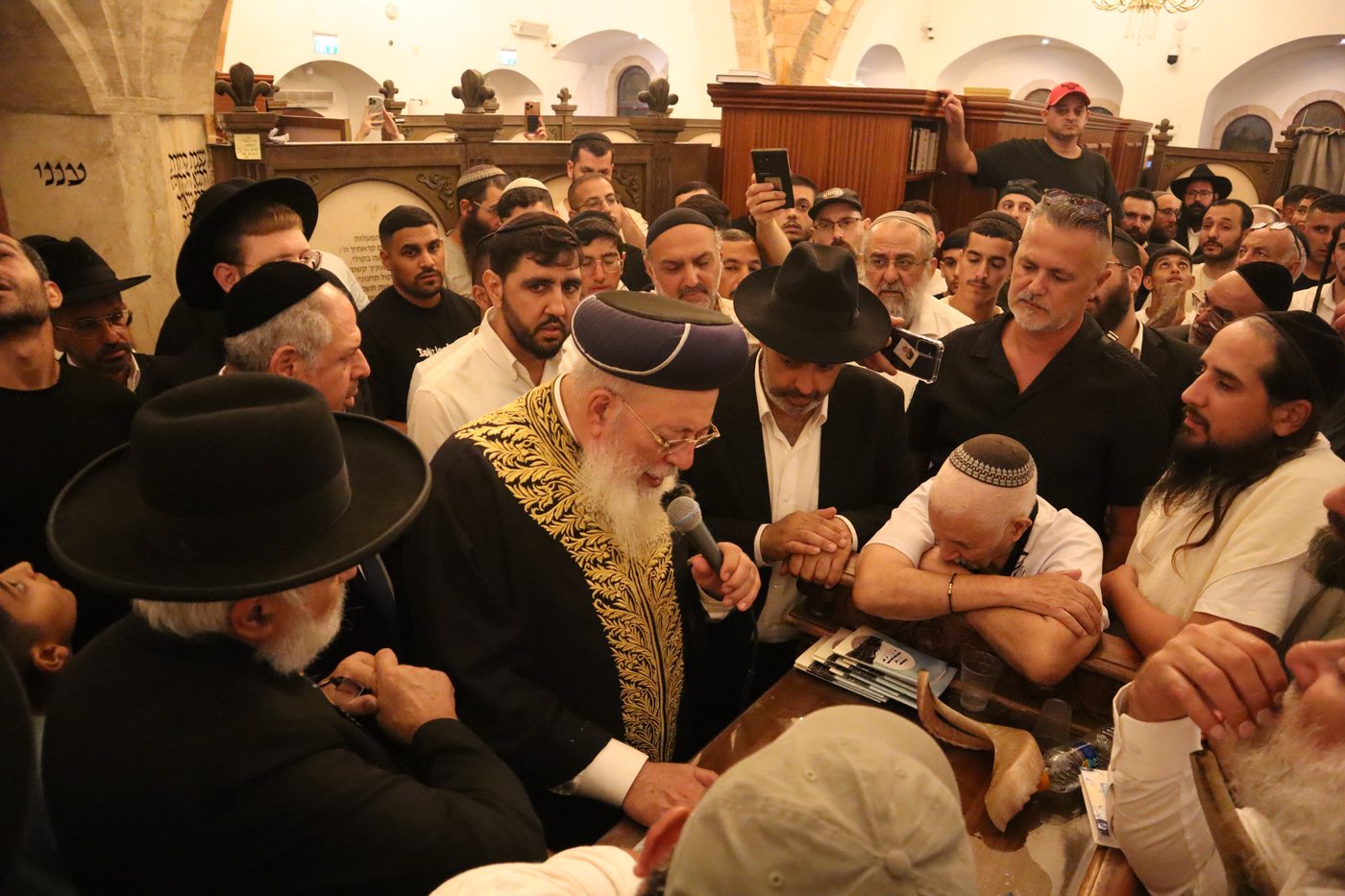 הראשל"צ הגרש"מ עמאר באמירת הסליחות בקברו של התנא רמבעה"נ בטבריה