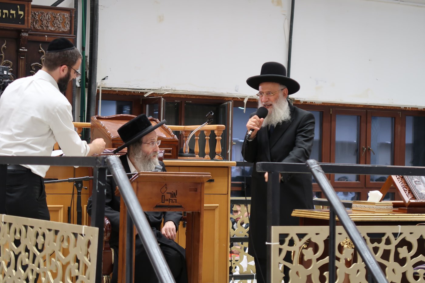 הרה"צ רבי אלימלך בידרמן באמירת בסליחות אצל הגר"ר אלבז