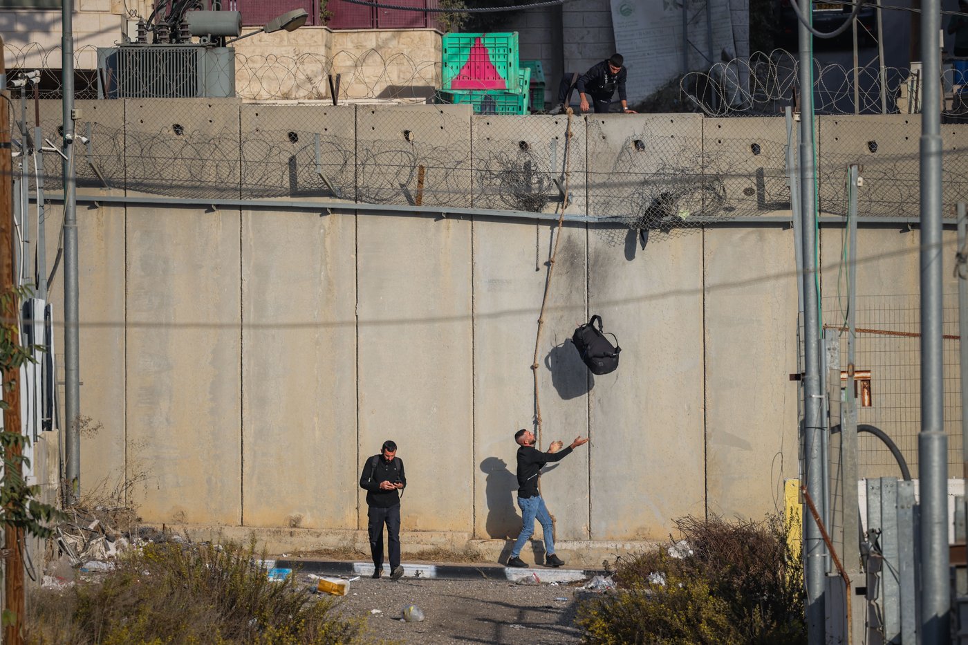 שוהים בלתי חוקיים, קופצים מעל גדר הביטחון