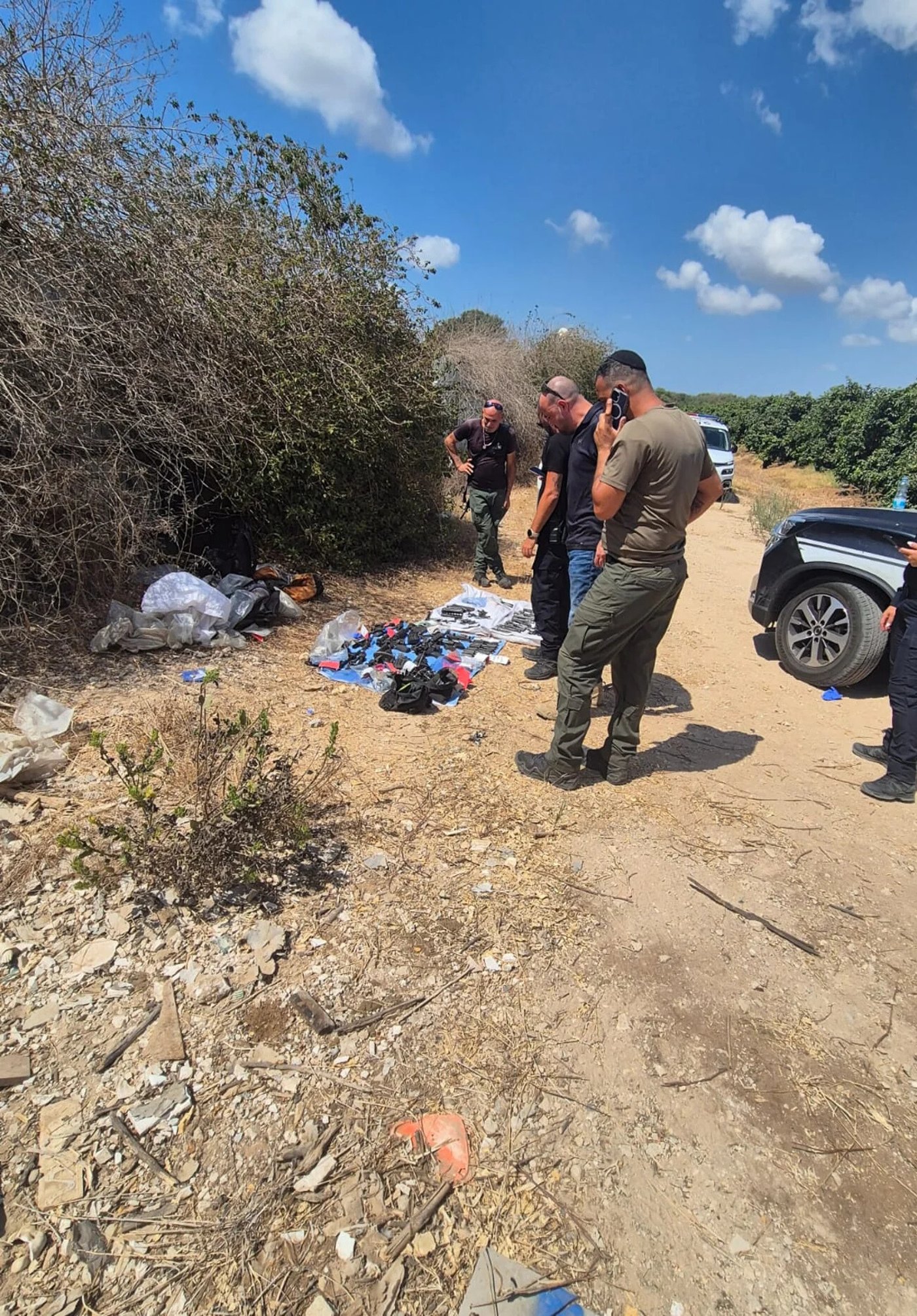 דרמה בכפר חב"ד: מצבור נשק ענק נמצא ליד הפרדסים