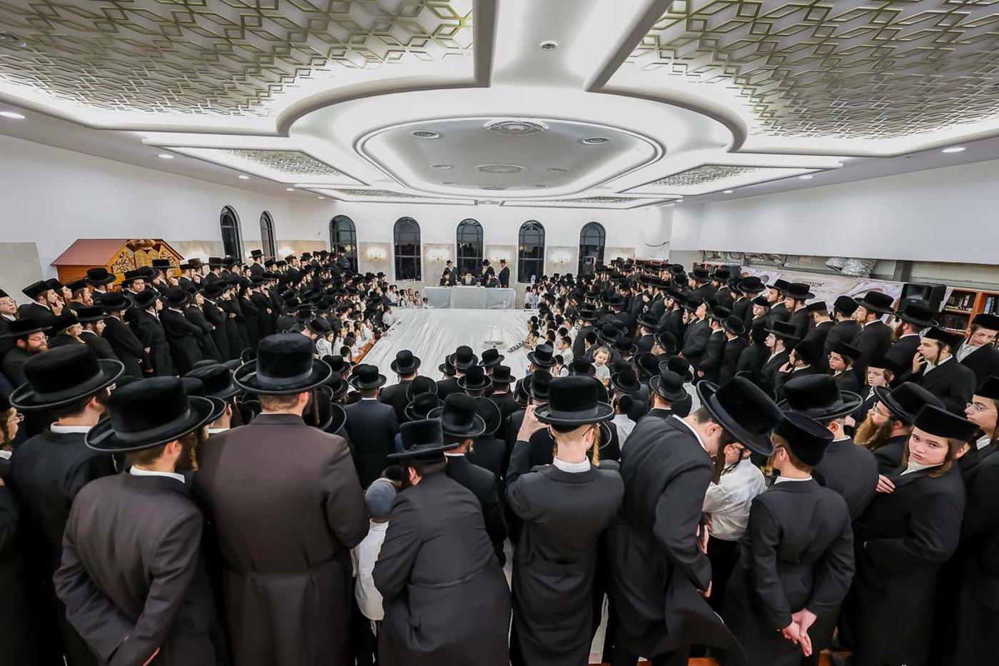 מעמד קביעת מזוזה לבית המדרש צאנז באלעד