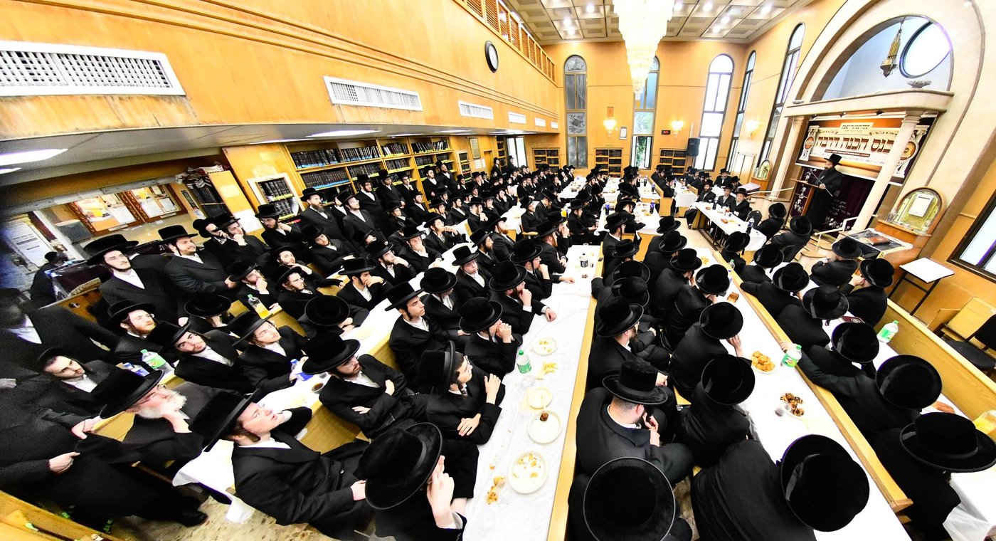 הרה"צ רבי חיים שלום הלברשטאם בביקור בישיבת באבוב בבת ים
