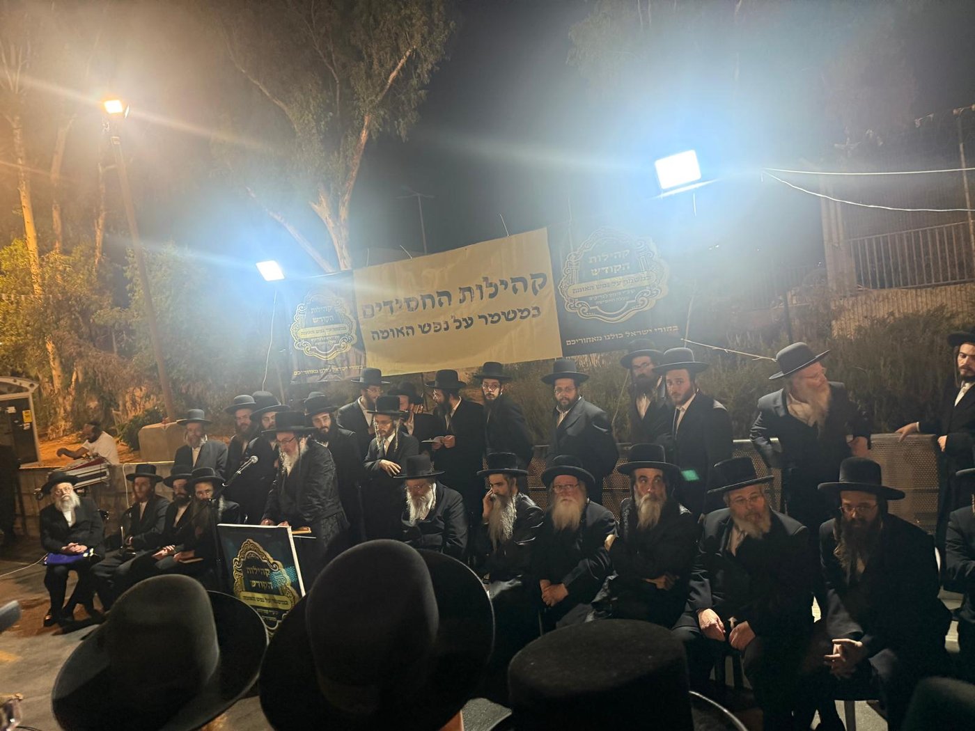 מהומה חריגה ליד כלא 10: מפגינים בלמו טנדר שהביא עצורים חרדים והצליחו לחלץ את אחד העצורים