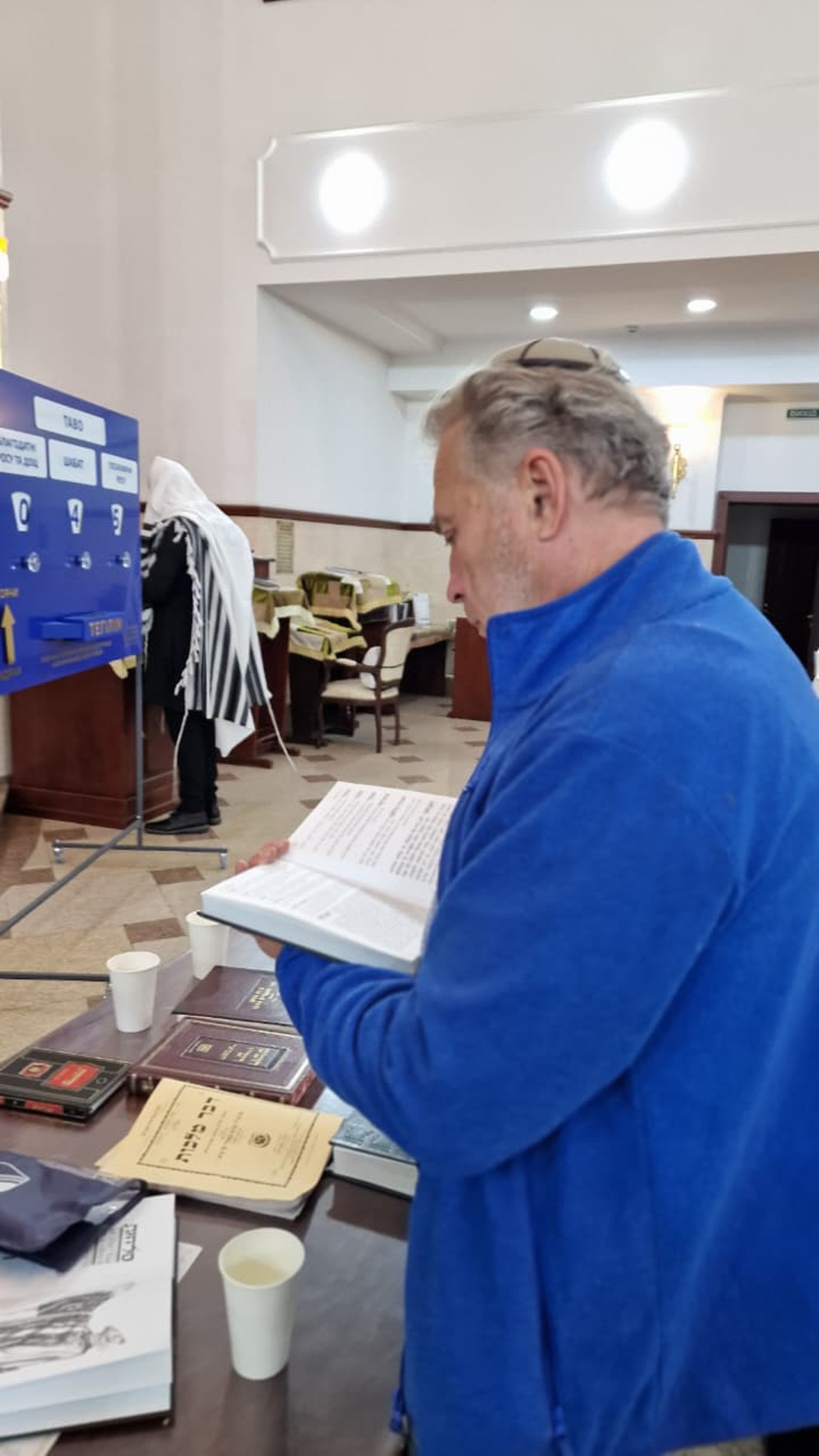 תחת עוצר, בליווי משטרתי: כך התנהל "מבצע סליחות" בעיר הגרעין האוקראינית